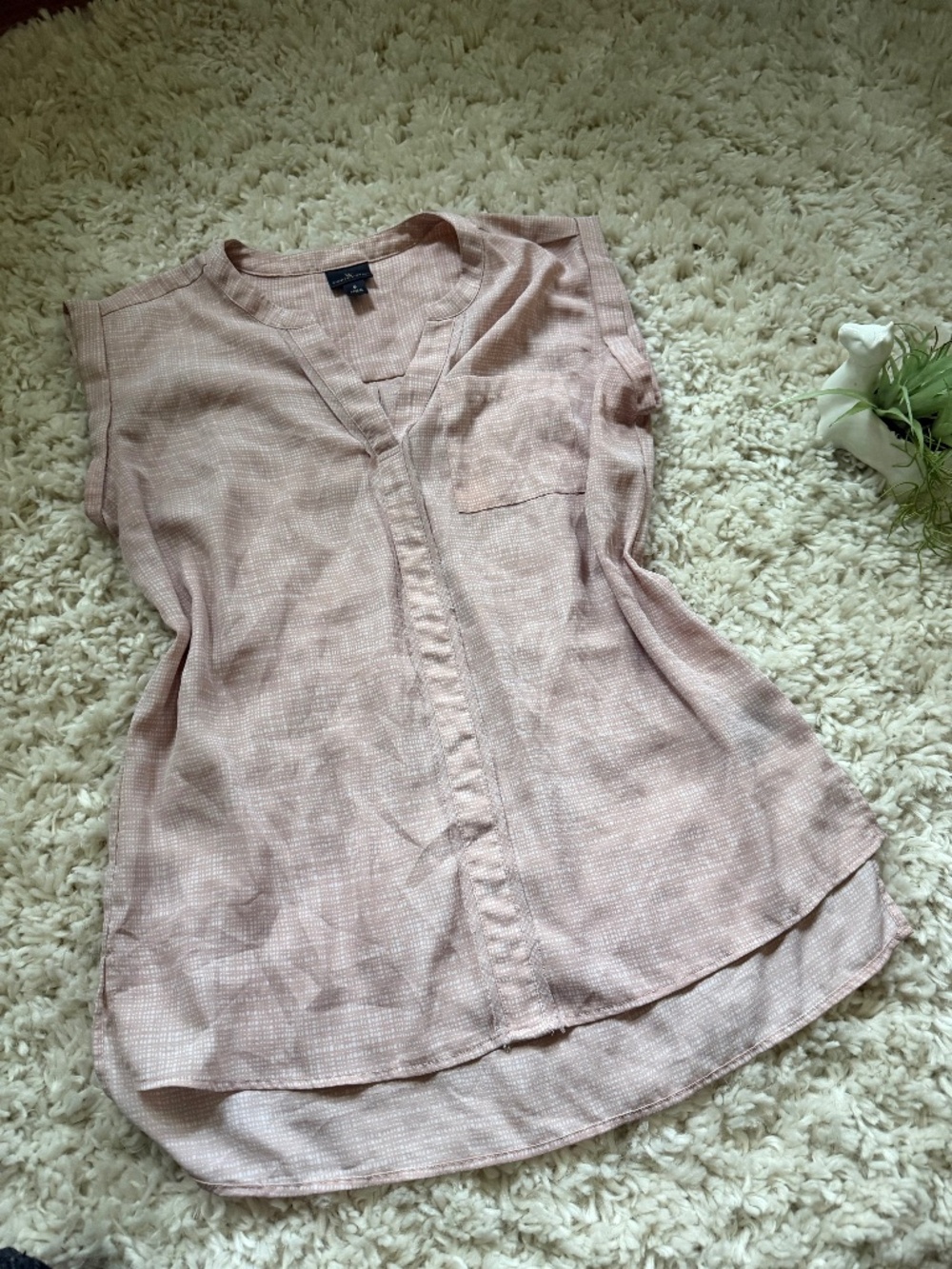 Soft blush pink Sleeveless summer Worthington women’s V-Neck Pocket Blouse in Bl